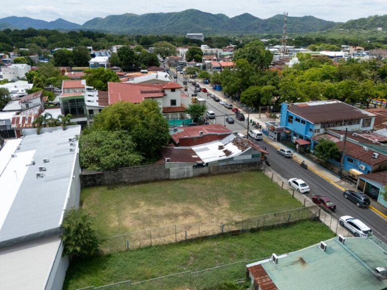 Lot in the center of Nicoya (mix use)
